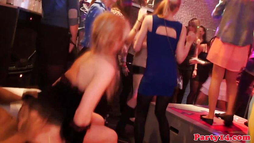 Amateur partybabes dancing and flashing