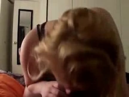 Rubia dando una buena mamada al hijo de mandingo